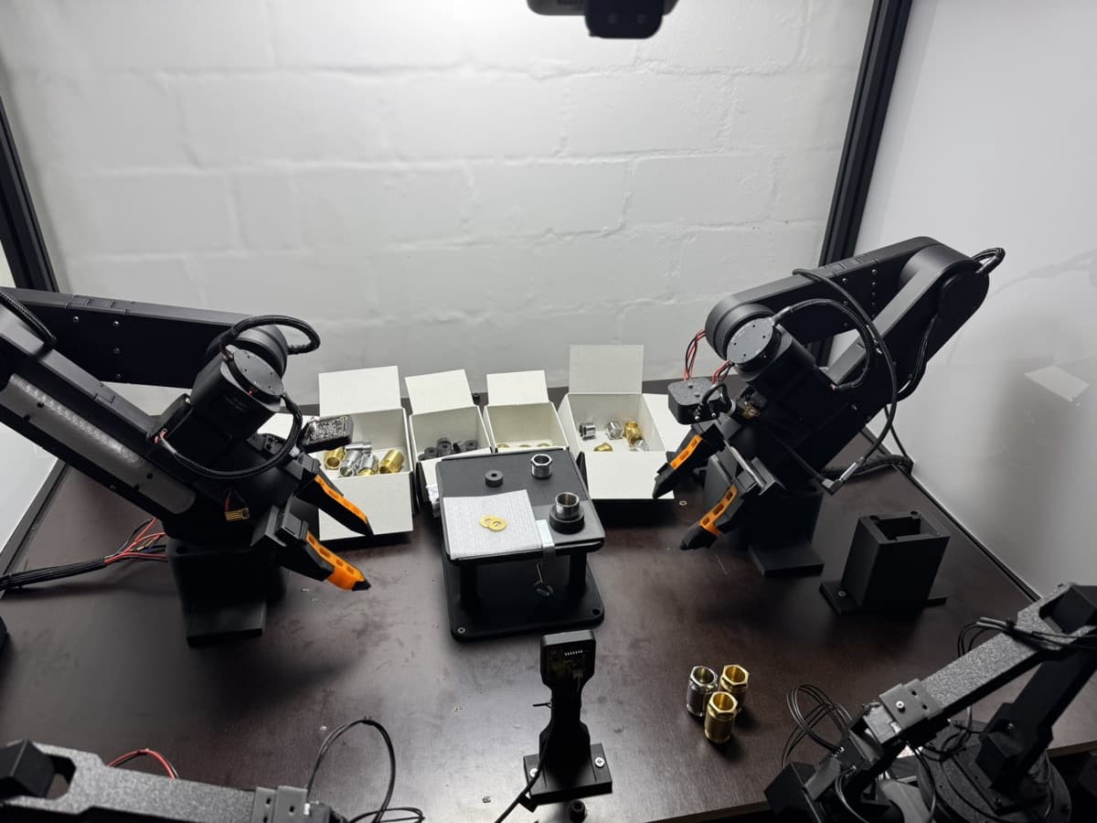Bimanuale Roboterzelle sortiert Metallteile in Kartons