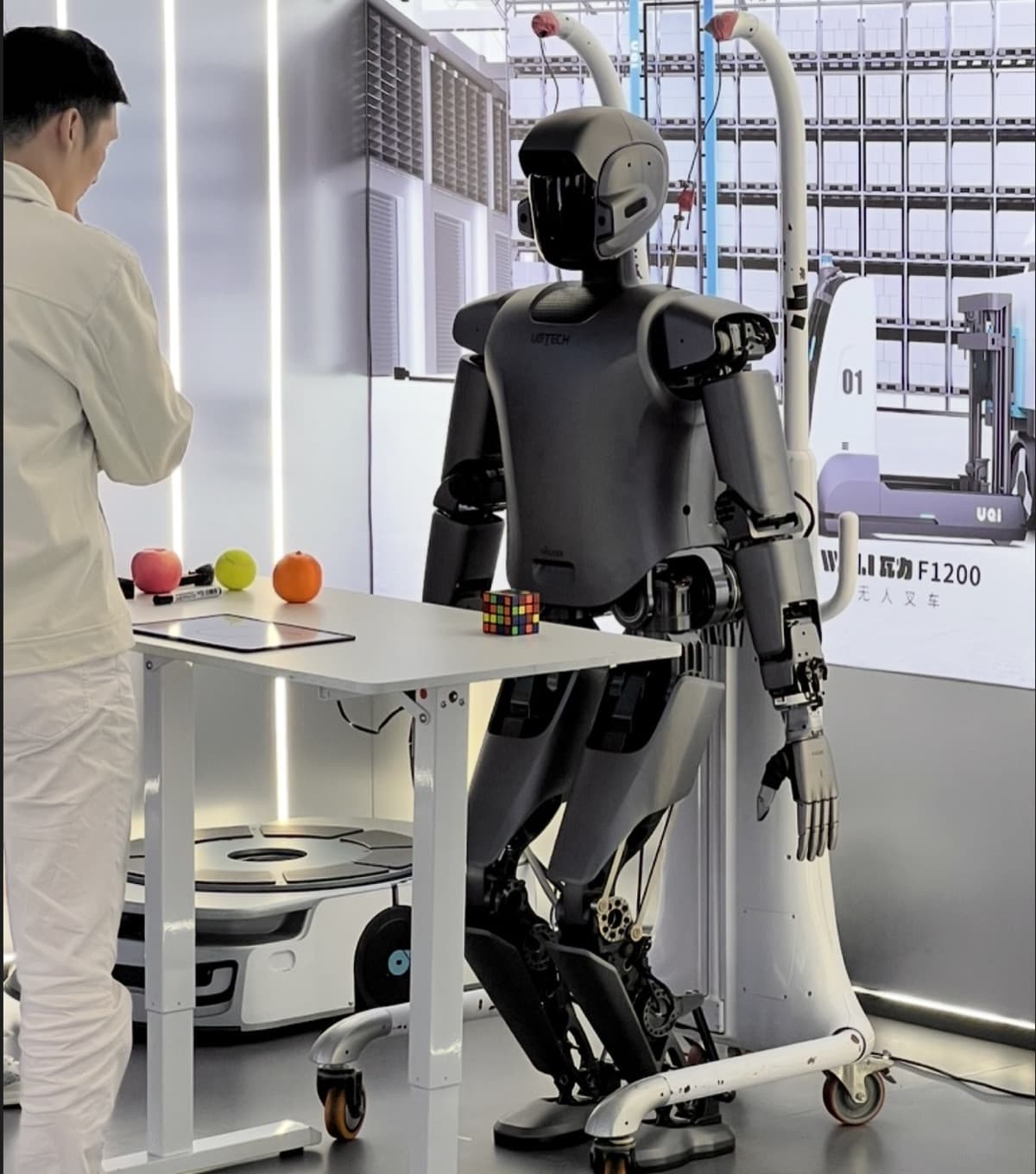 Humanoider Roboter arbeitet an einem Tisch mit einem Menschen zusammen